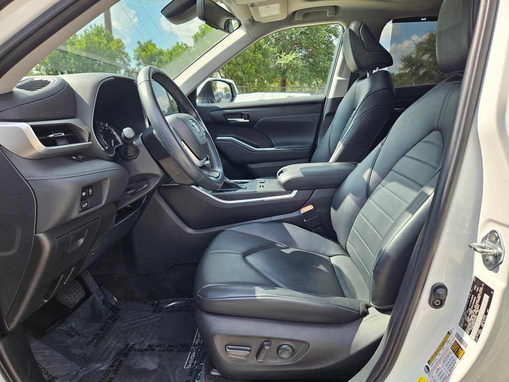 Used 2023 Toyota Highlander XLE FWD image 16