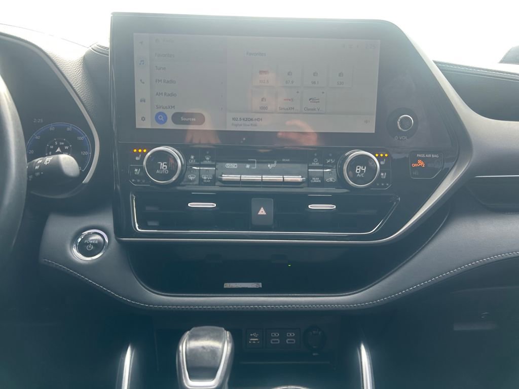 Used 2023 Toyota Highlander Limited image 12