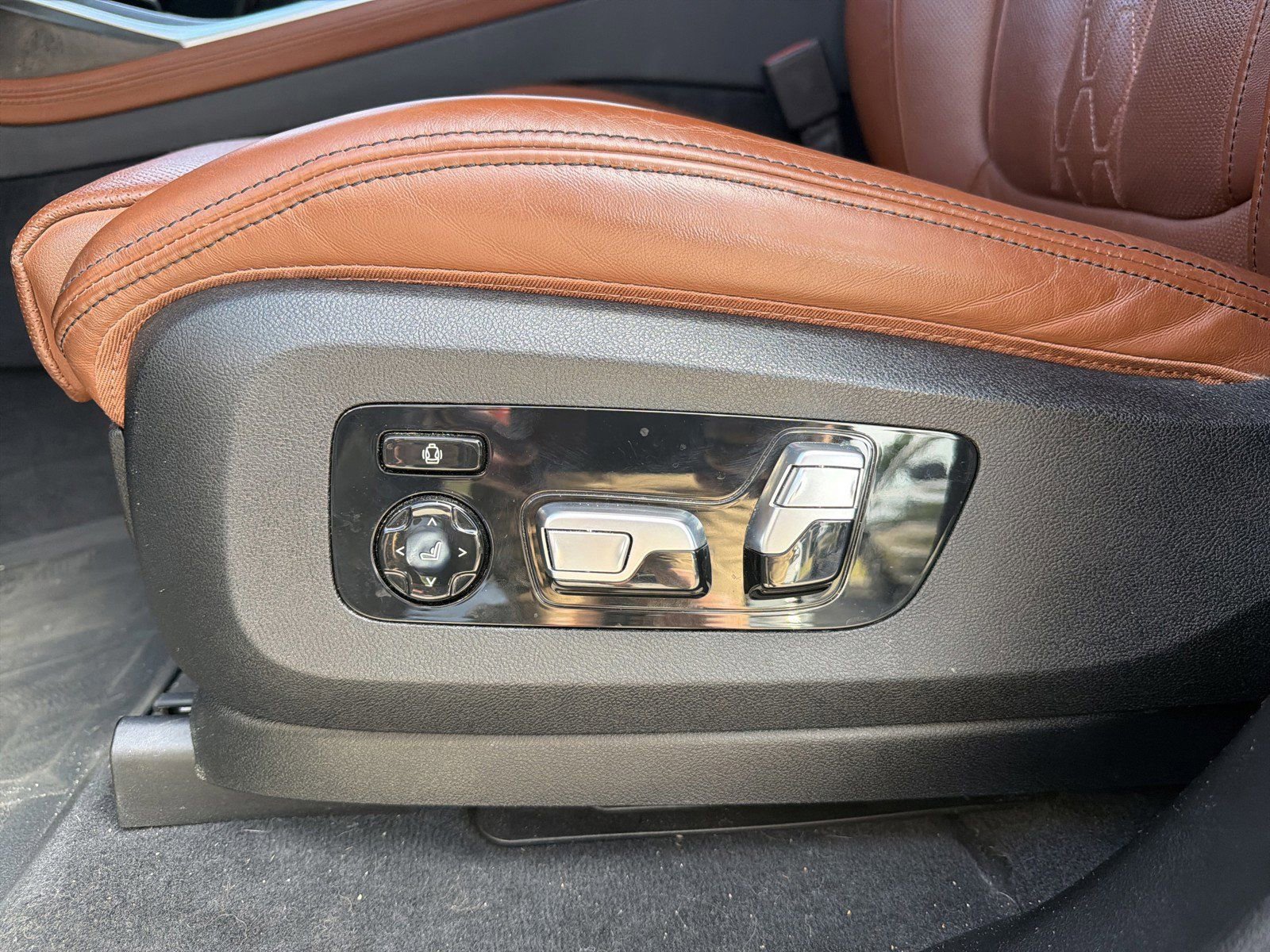 Used 2022 BMW X7 M50i w/ Dynamic Handling Package AWD/4WD image 27