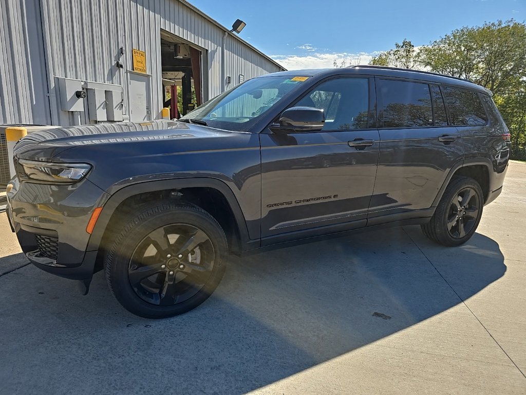 Used 2023 Jeep Grand Cherokee L Altitude AWD/4WD image 2