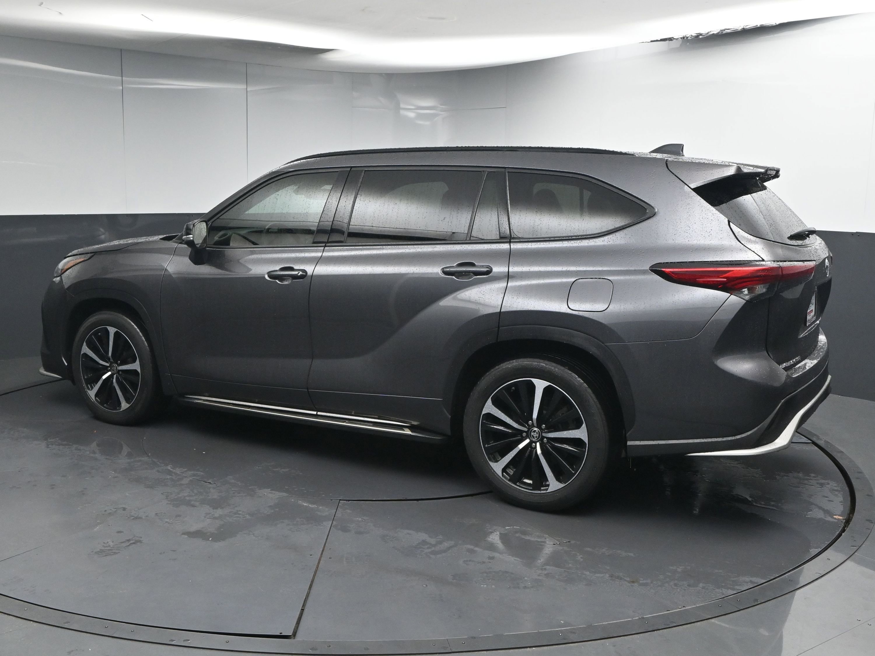 Certified 2021 Toyota Highlander XSE image 6