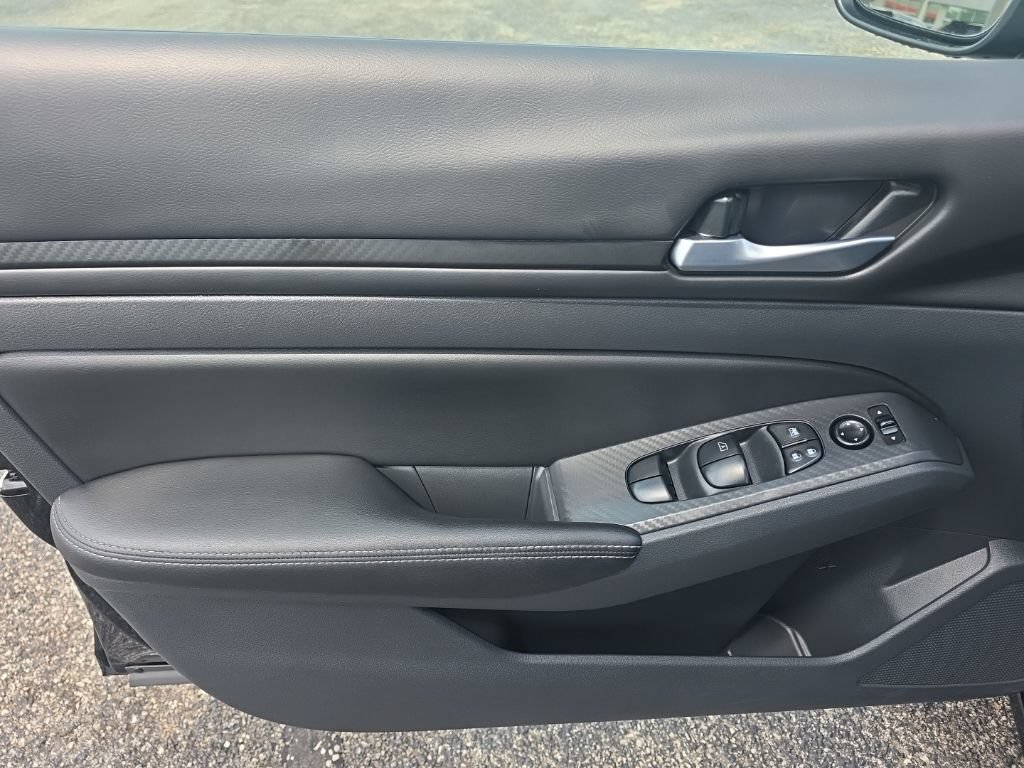 Used 2025 Nissan Altima 2.5 SV FWD image 14