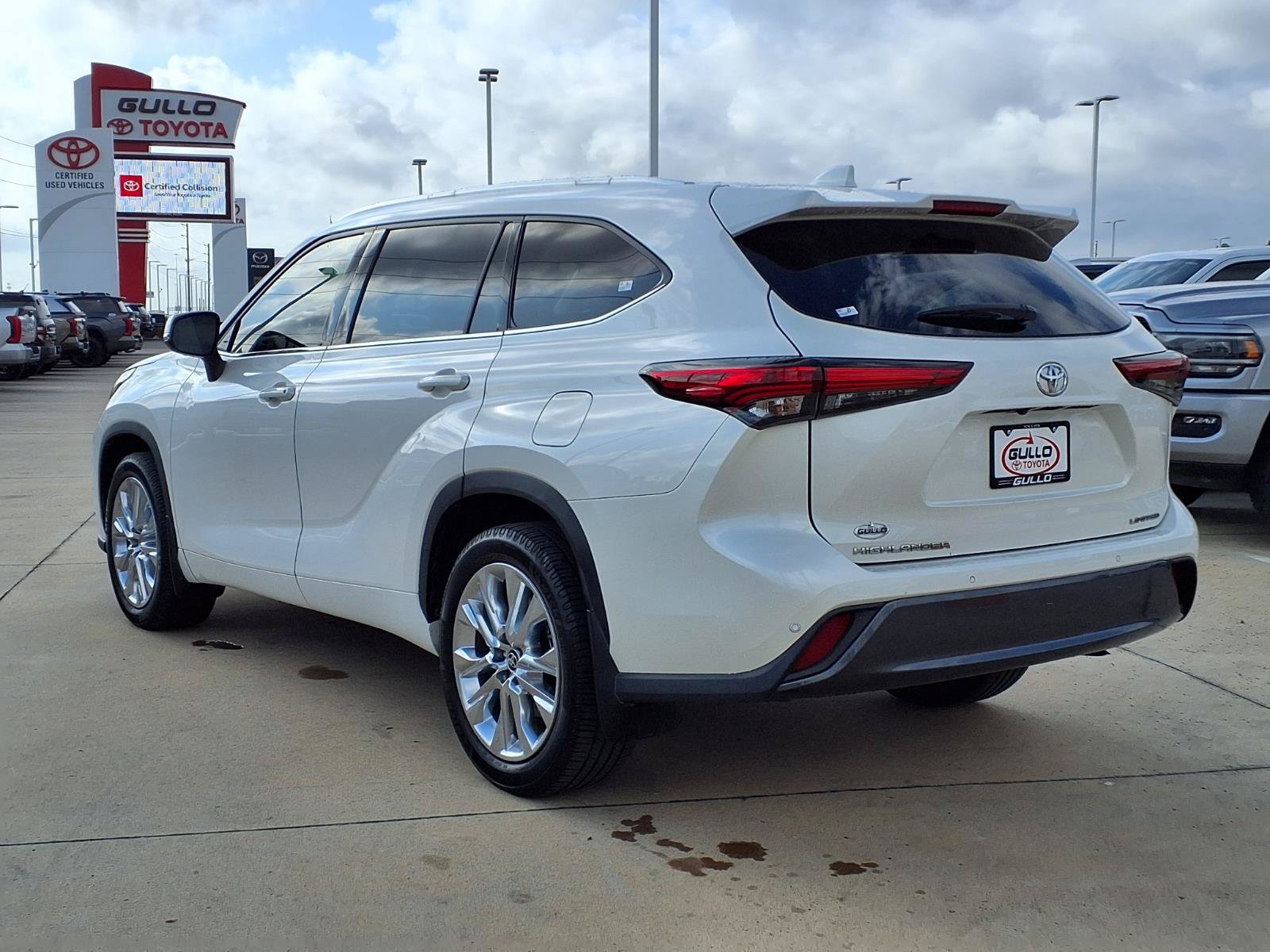 Certified 2021 Toyota Highlander Limited FWD image 2