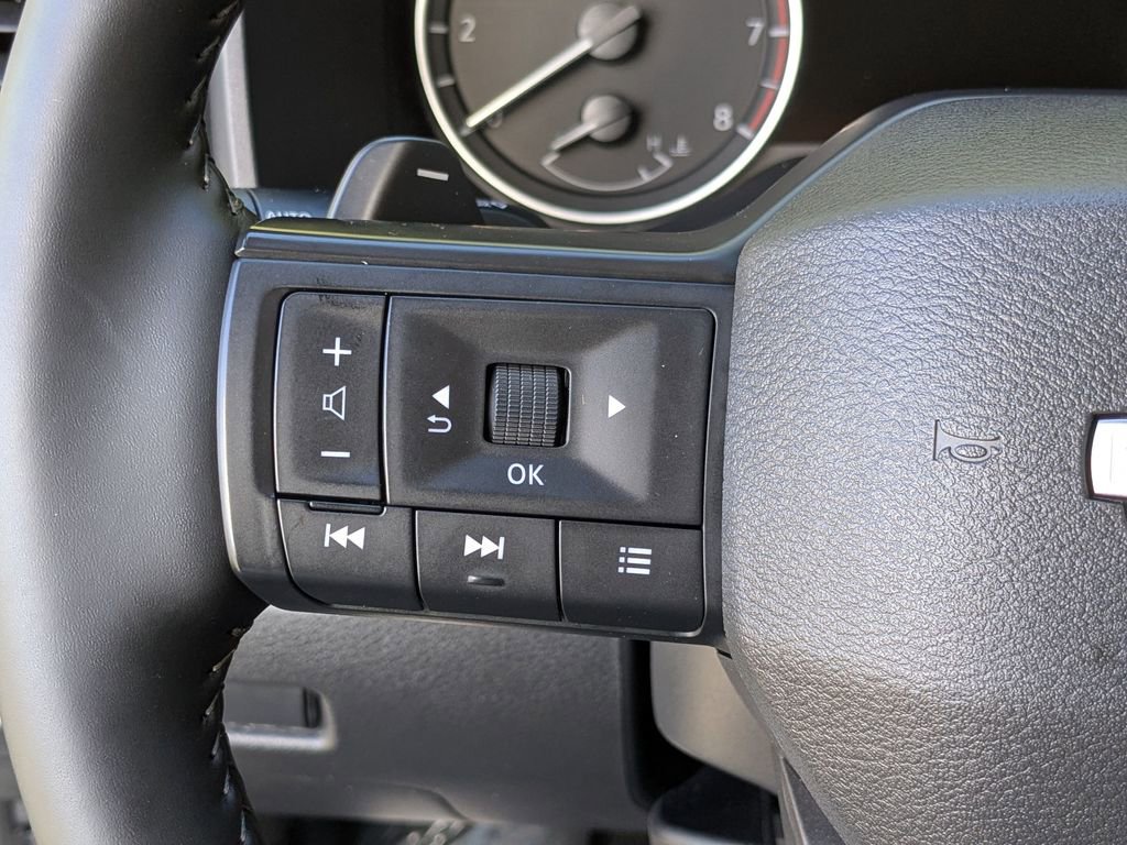 Used 2025 Nissan Rogue SV w/ SV Premium Package image 16