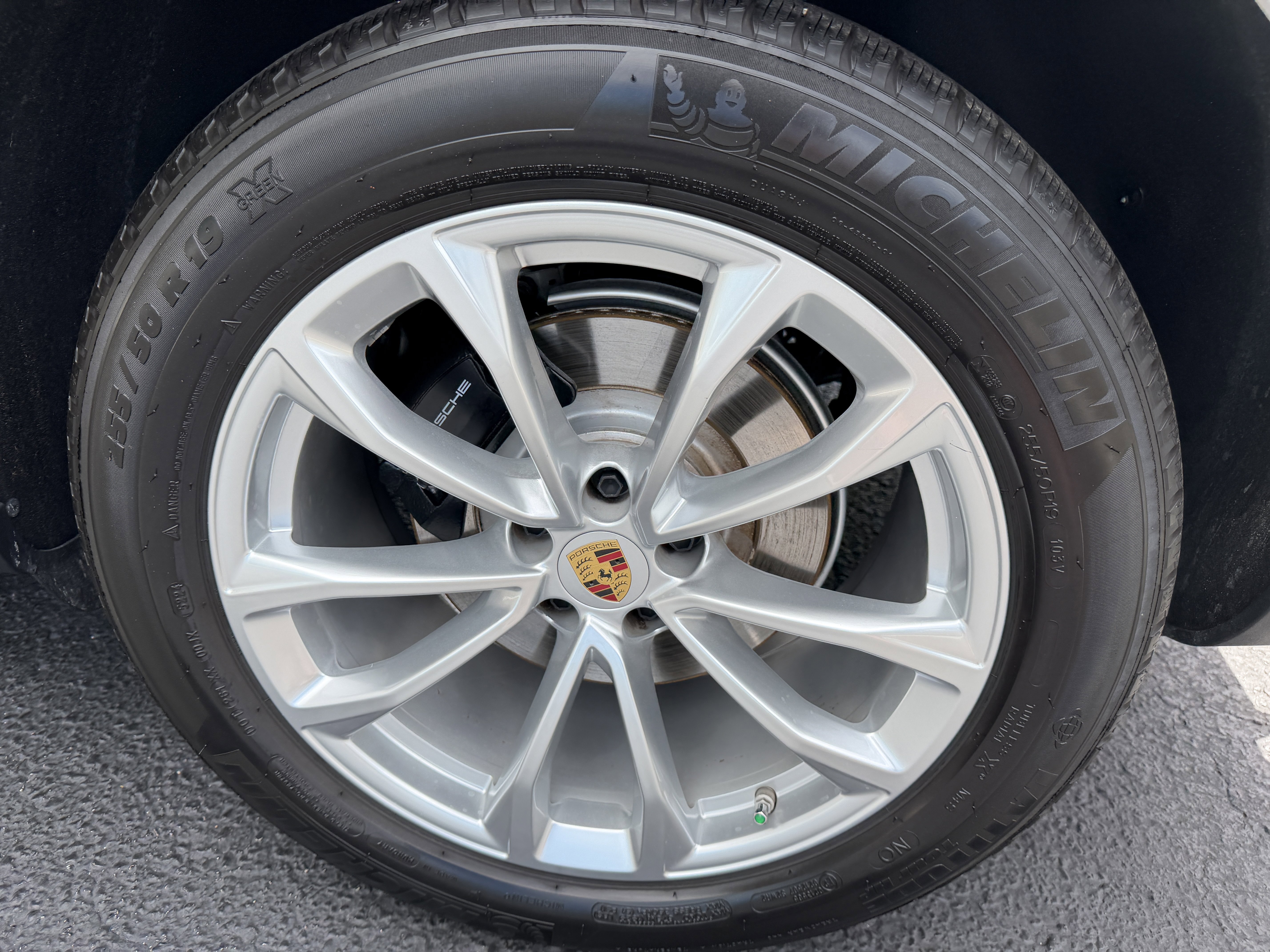 Certified 2025 Porsche Macan AWD/4WD image 10