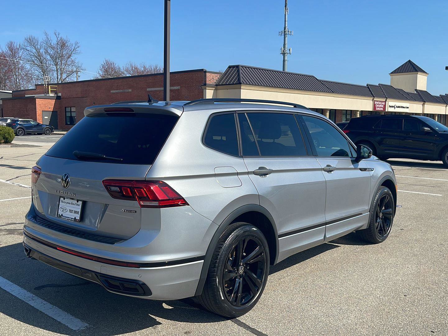 Used 2023 Volkswagen Tiguan SE R-Line image 5