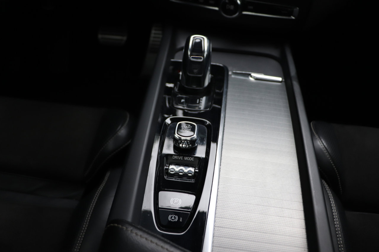 Used 2018 Volvo XC60 T8 R-Design w/ Convenience Package image 18