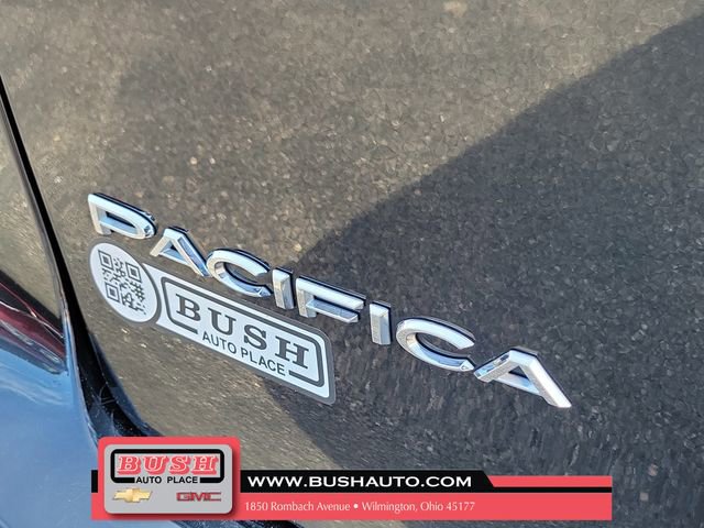 Used 2023 Chrysler Pacifica Touring-L image 6