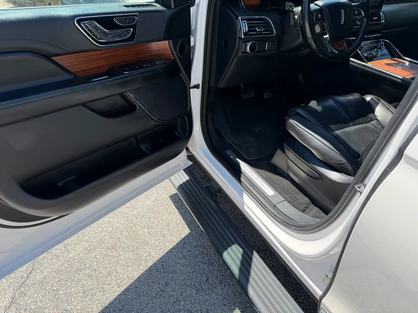 Used 2018 Lincoln Navigator Reserve w/ Technology Package AWD/4WD image 9