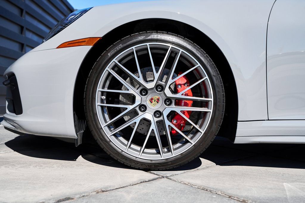 Used 2024 Porsche 911 Carrera 4S w/ Premium Package image 3