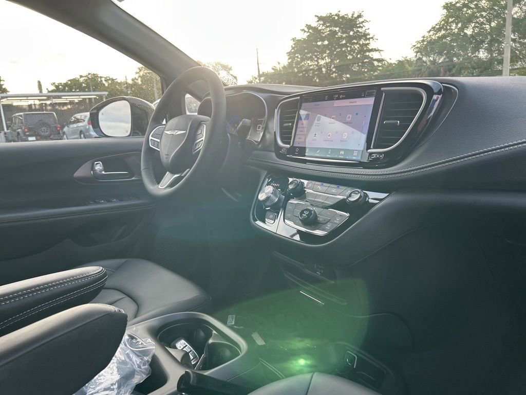 New 2026 Chrysler Pacifica Select image 25