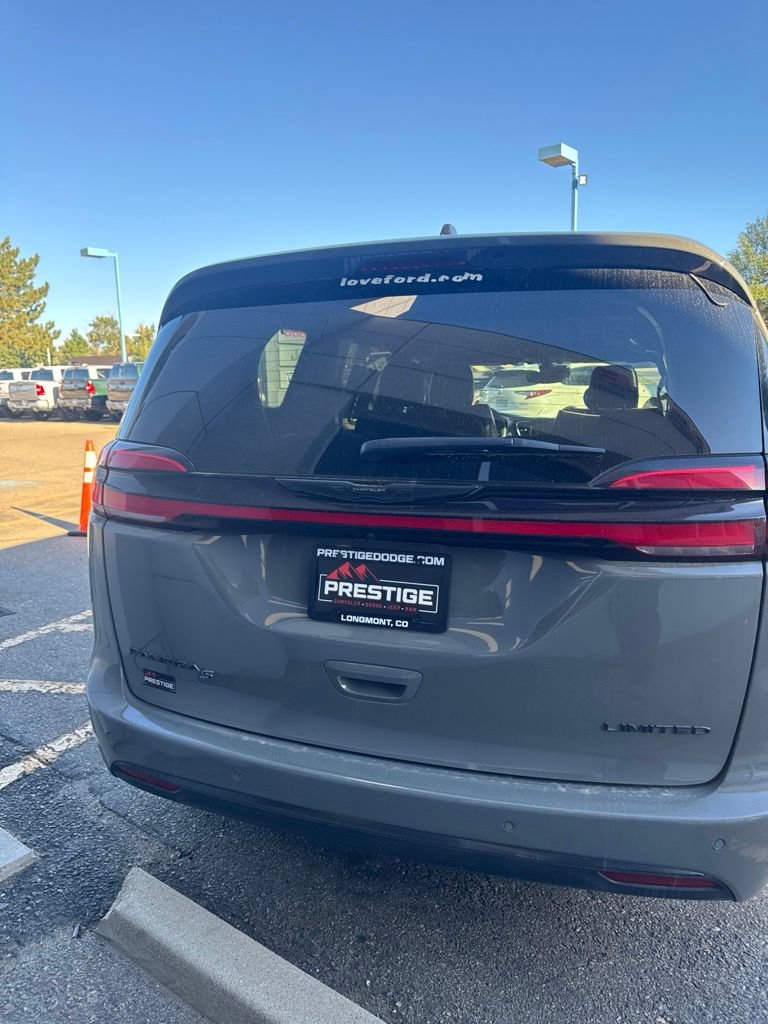 Used 2025 Chrysler Pacifica Limited FWD image 3