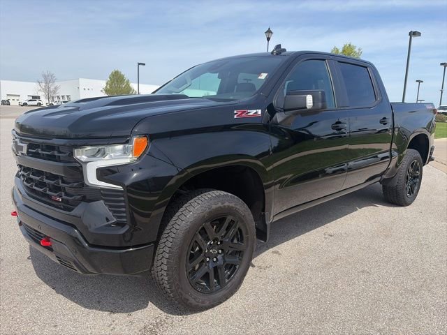 Used 2025 Chevrolet Silverado 1500 LT Trail Boss w/ LT Trail Boss Premium Package AWD/4WD image 3