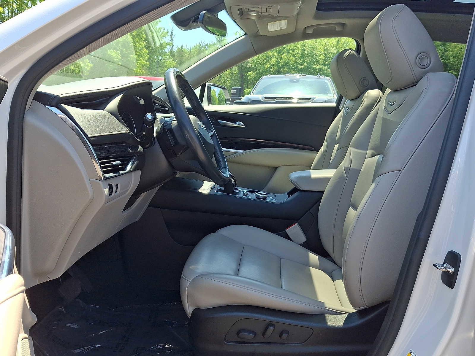 Used 2023 Cadillac XT4 Premium Luxury w/ Cold Weather Package FWD image 16