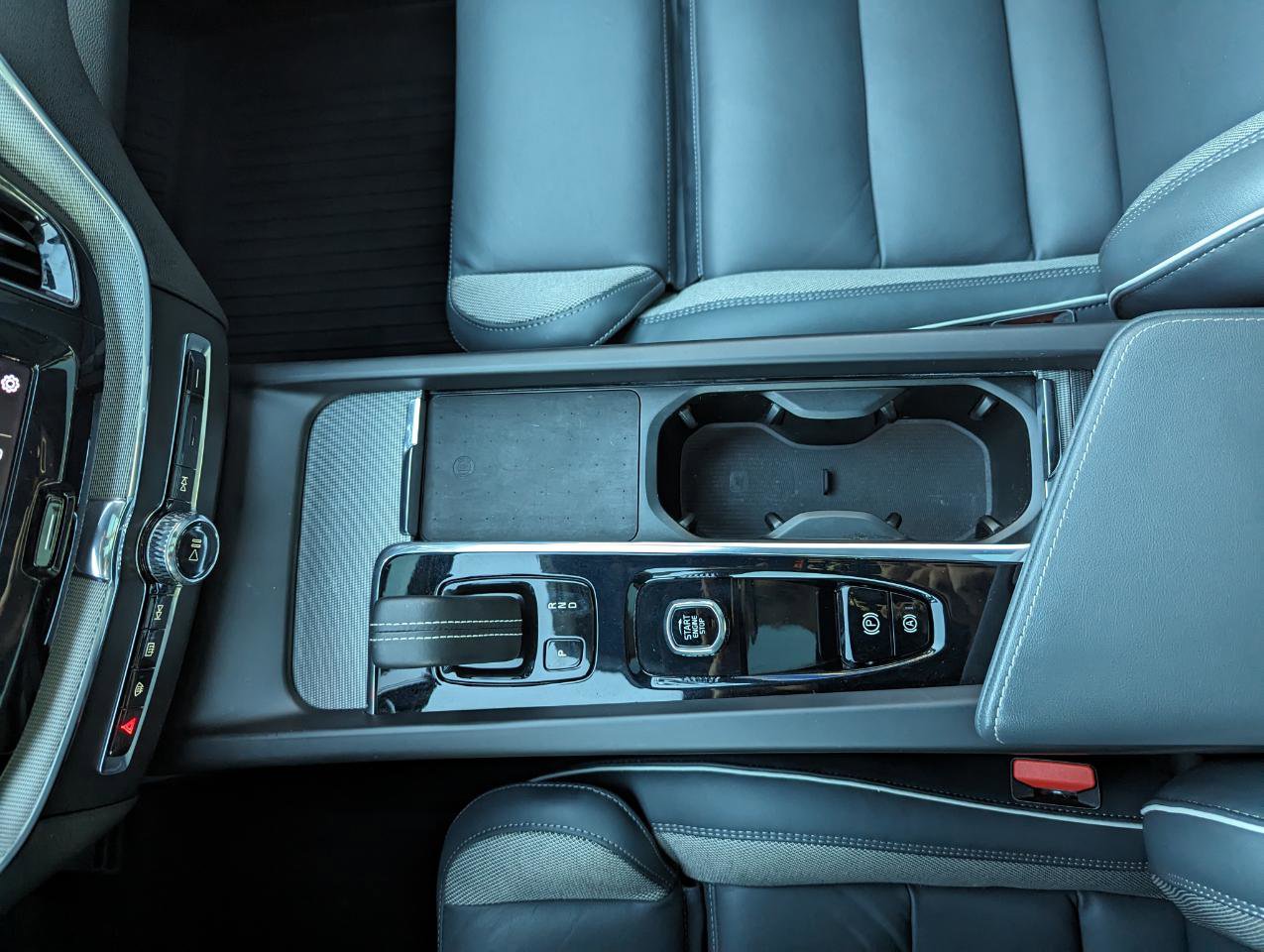 Used 2022 Volvo XC60 B5 R-Design w/ Advanced Package image 26