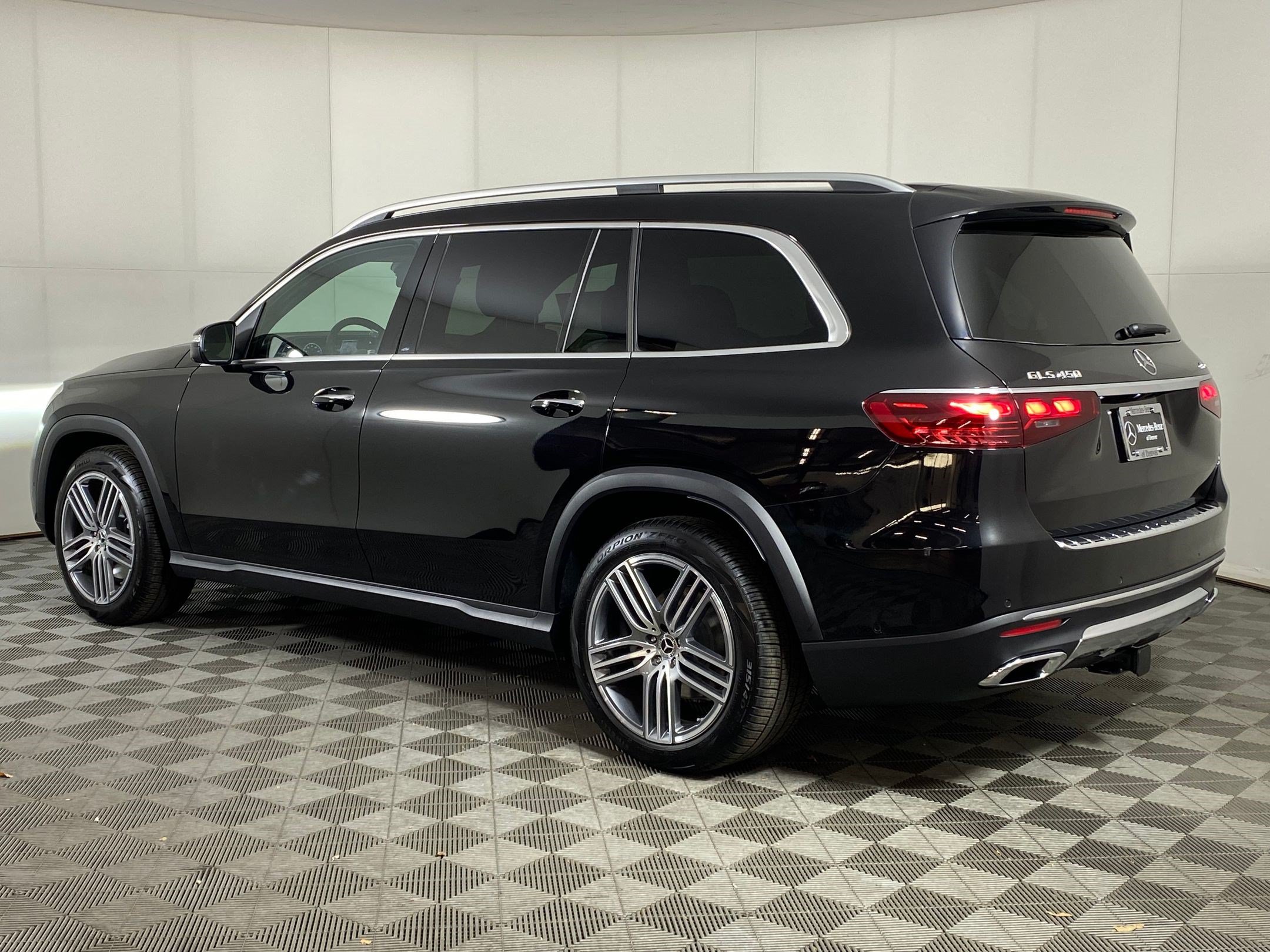 Used 2025 Mercedes-Benz GLS 450 4MATIC image 3