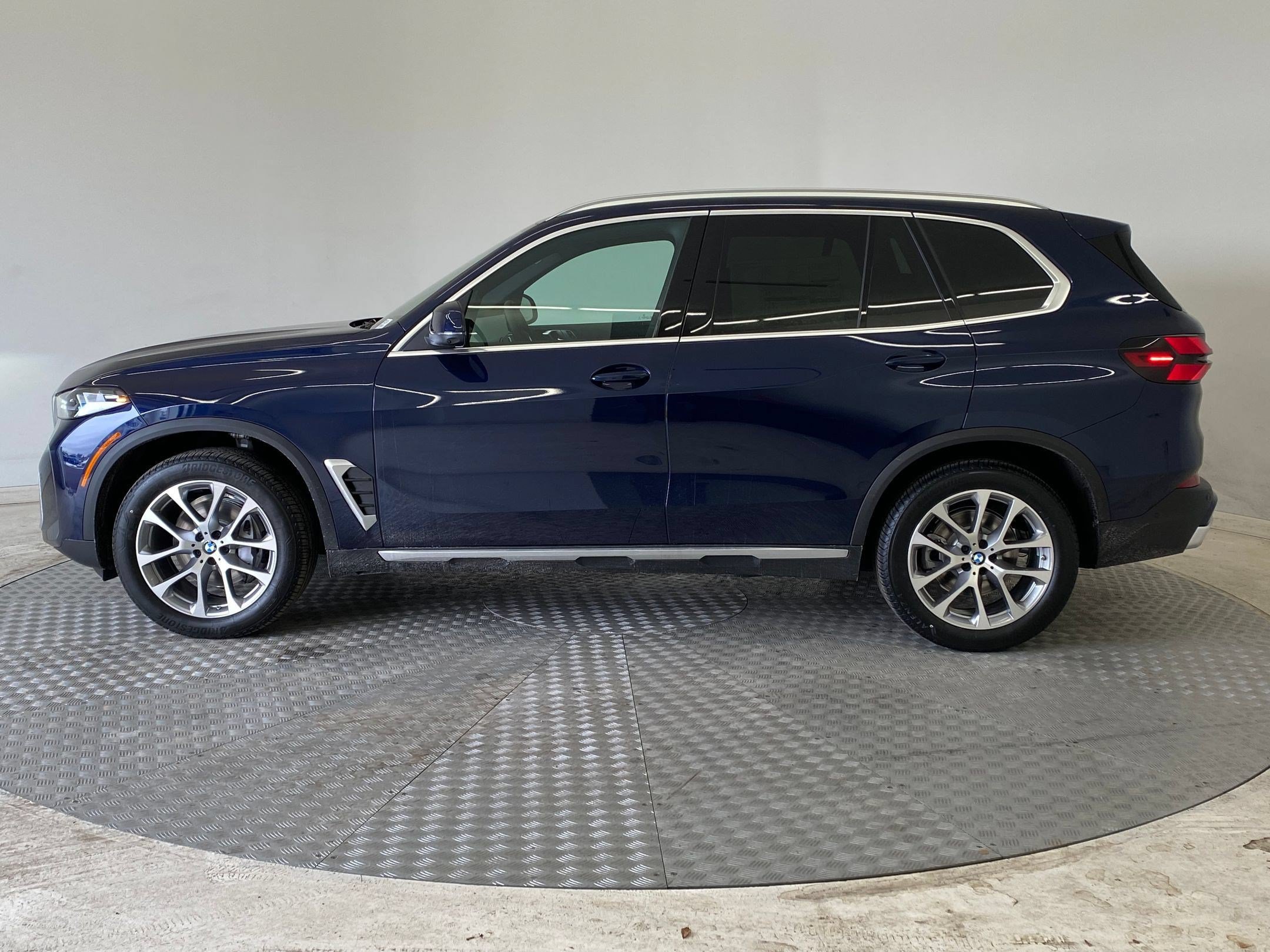 Used 2026 BMW X5 xDrive40i w/ Premium Package AWD/4WD image 2