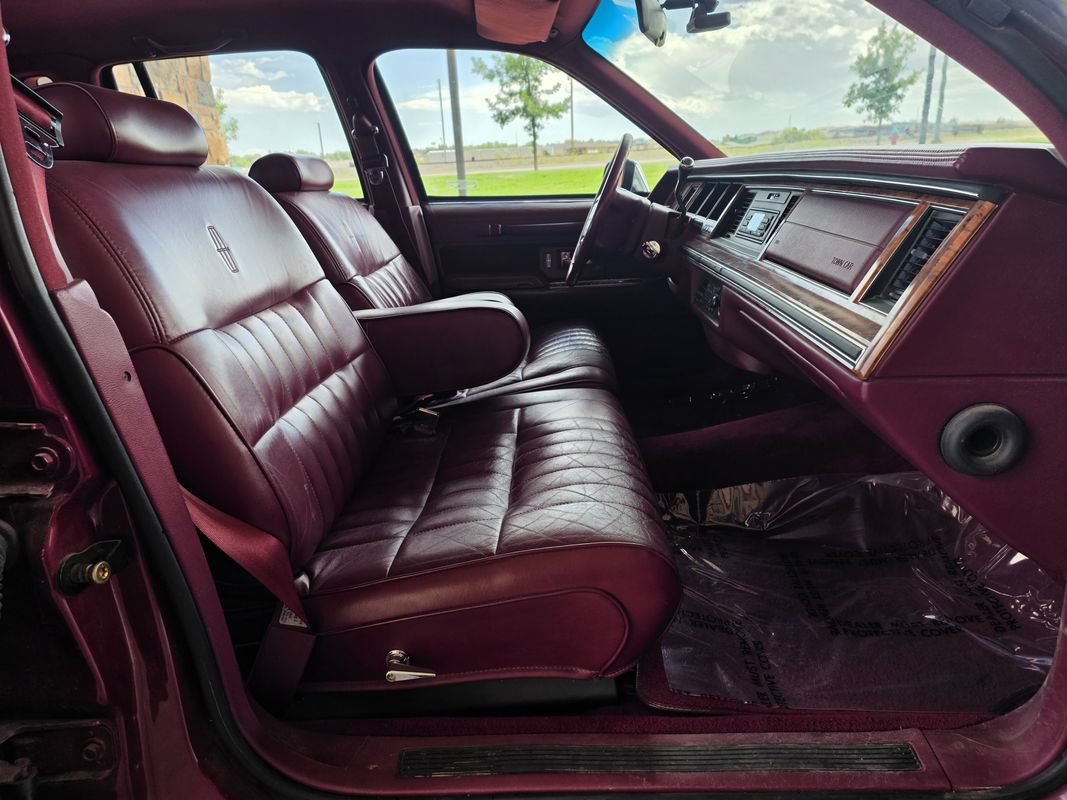 Used 1993 Lincoln Town Car Executive RWD image 20