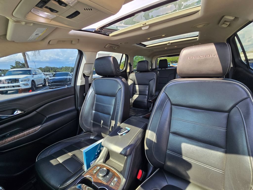 Used 2020 GMC Acadia Denali w/ Technology Package FWD image 32