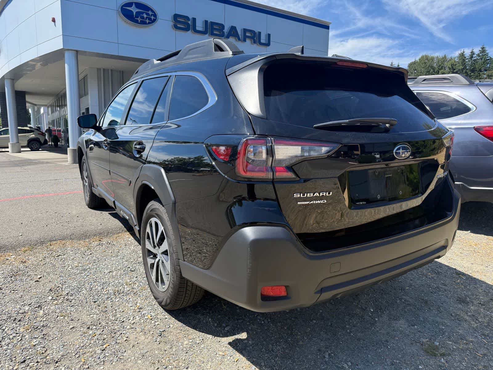 Used 2025 Subaru Outback Premium AWD/4WD image 2