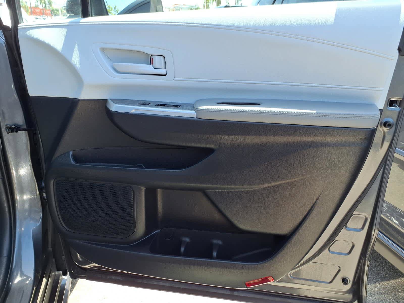 Certified 2025 Toyota Sienna LE FWD image 24