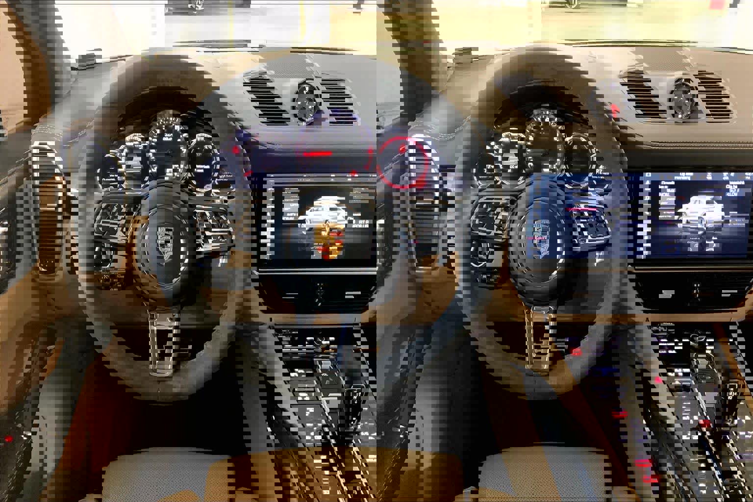 Used 2020 Porsche Cayenne Turbo image 5