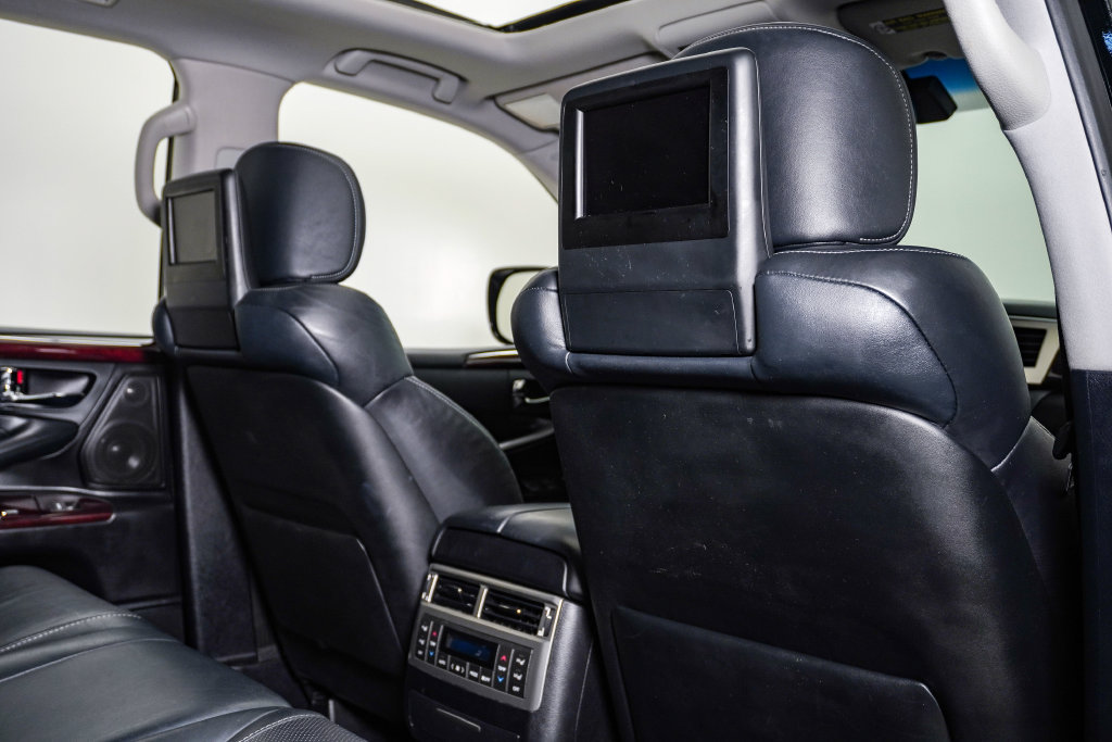 Used 2013 Lexus LX 570 4WD w/ Luxury Pkg image 18