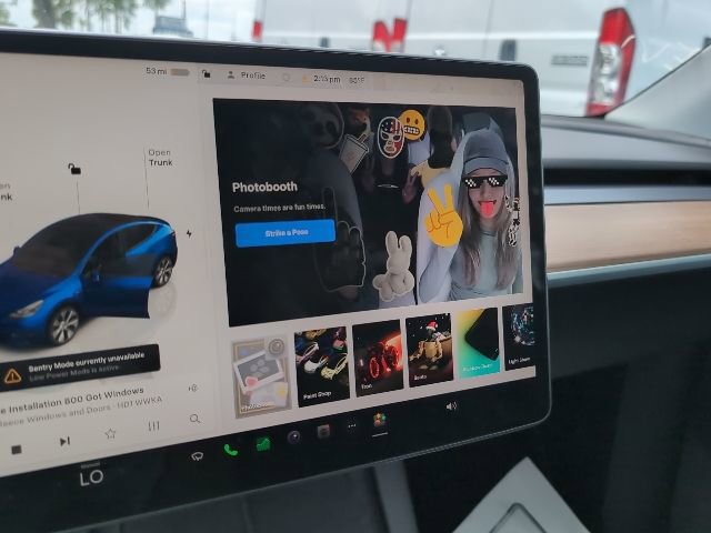Used 2022 Tesla Model Y Long Range image 17