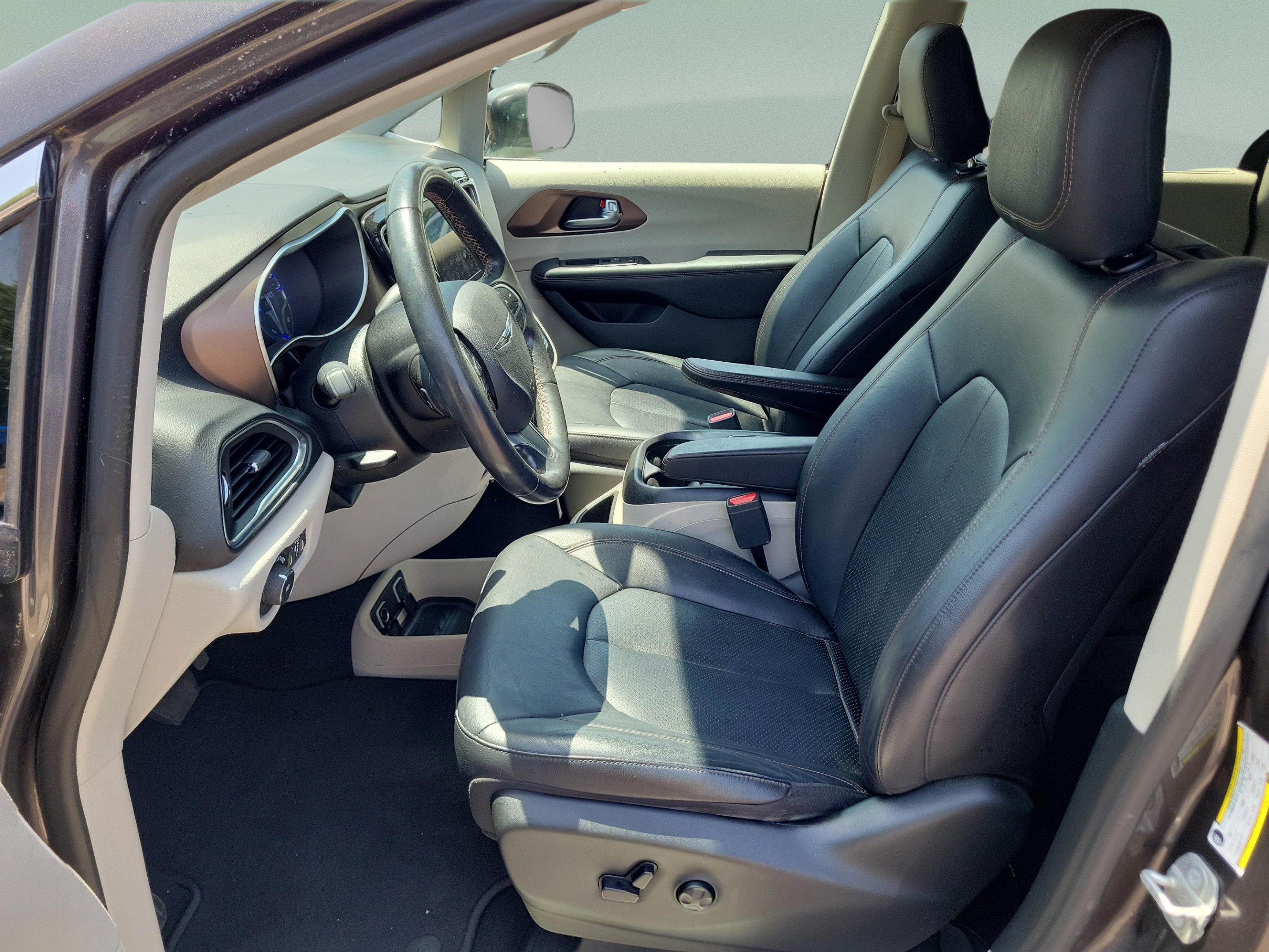 Used 2019 Chrysler Pacifica Touring-L Plus FWD image 24