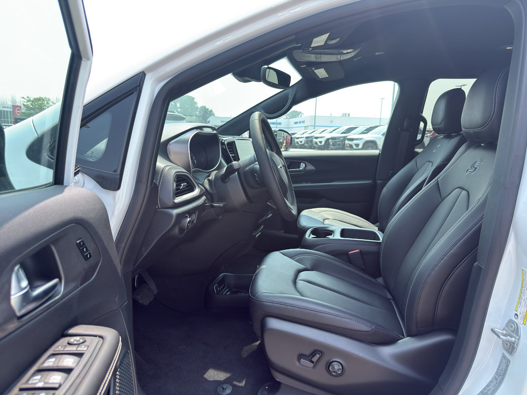 New 2026 Chrysler Pacifica Select w/ S Appearance Package FWD image 11