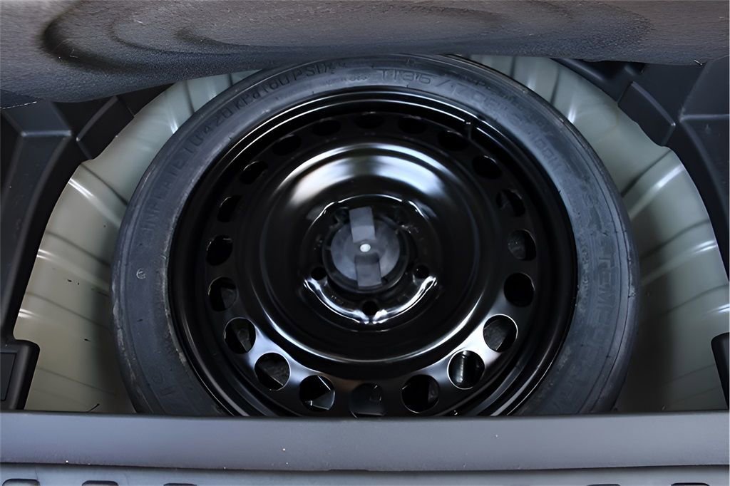 Used 2023 GMC Terrain SLE w/ Driver Convenience Package image 8