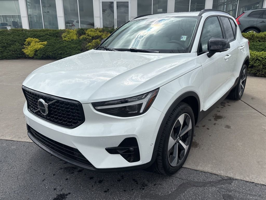 Certified 2026 Volvo XC40 B5 Plus AWD/4WD image 3