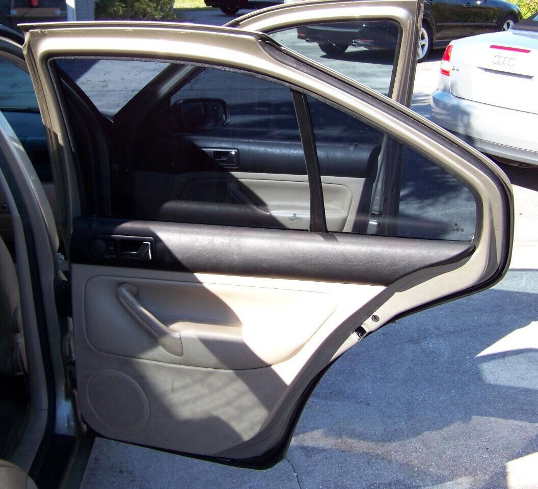 Used 2005 Volkswagen Jetta GLS image 16