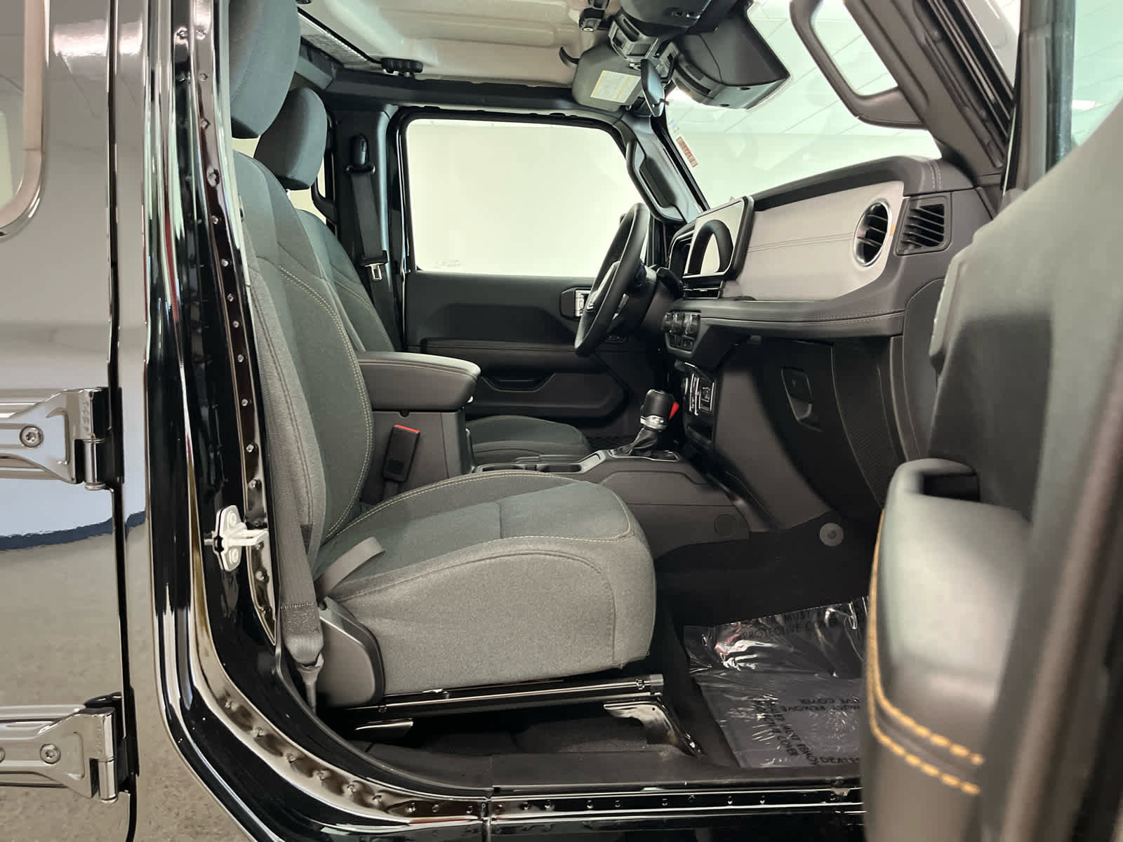 Used 2025 Jeep Wrangler Sahara image 15