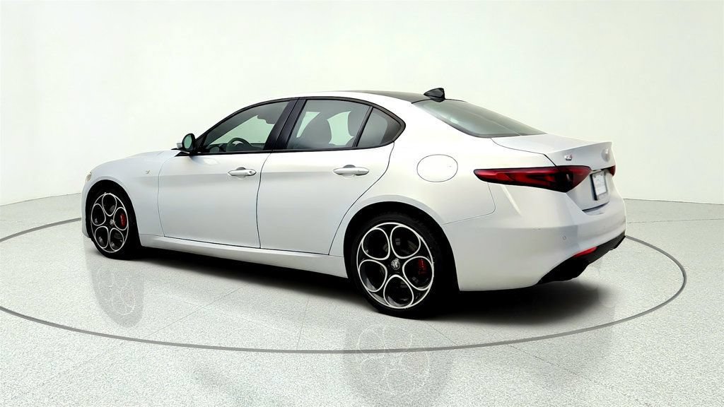 Used 2022 Alfa Romeo Giulia Ti AWD/4WD image 7