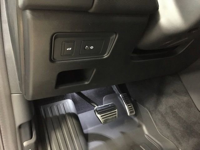 New 2023 Land Rover Discovery HSE R-Dynamic image 13