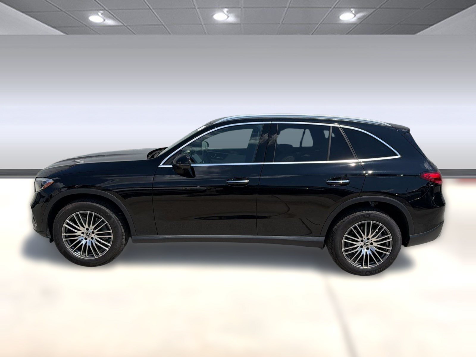 Used 2024 Mercedes-Benz GLC 300 4MATIC image 2