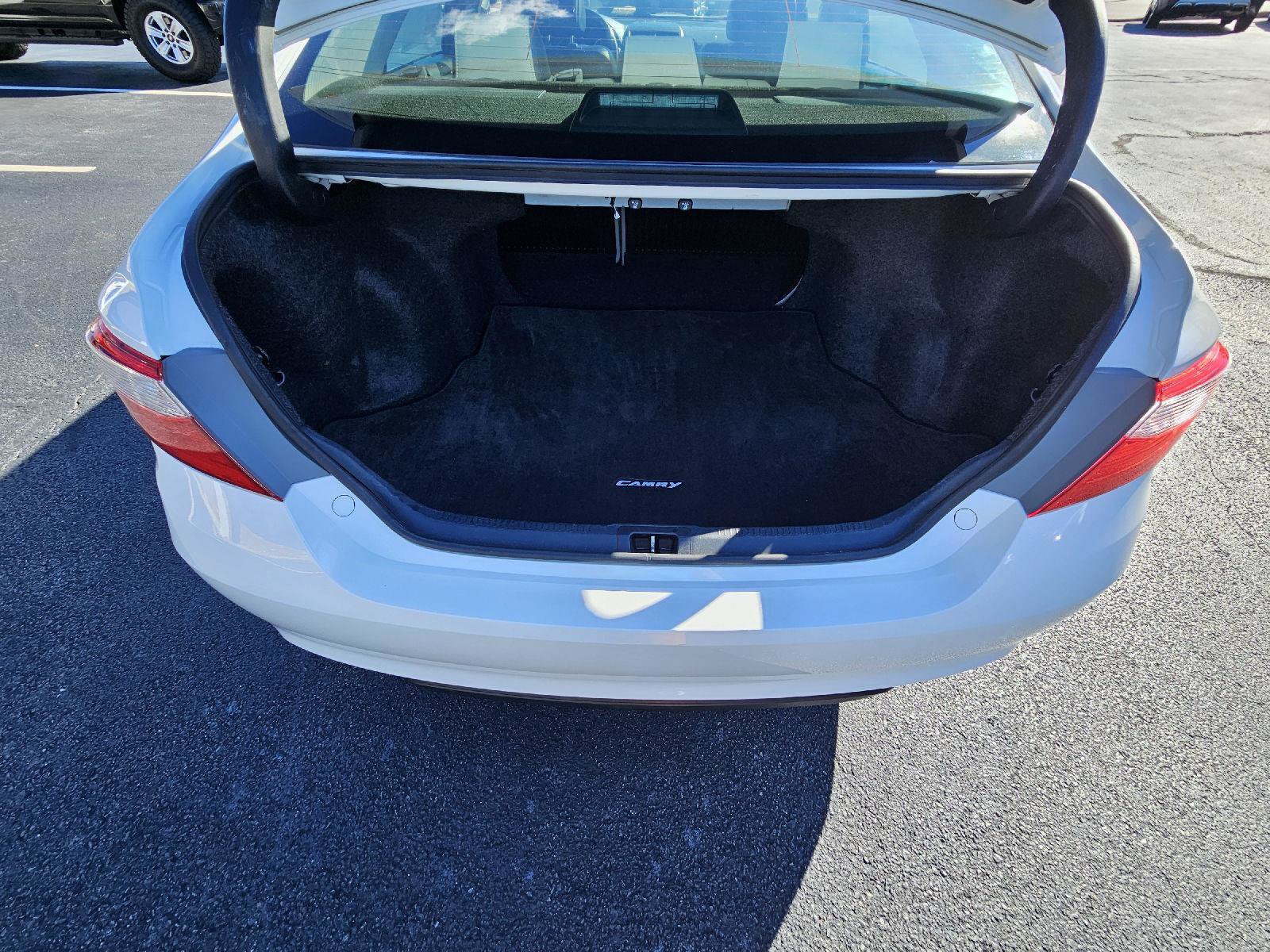 Used 2016 Toyota Camry SE w/ Moonroof Package FWD image 17