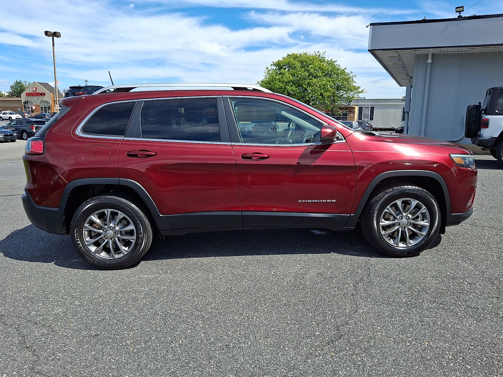 Used 2019 Jeep Cherokee Latitude Plus w/ Cold Weather Group AWD/4WD image 7
