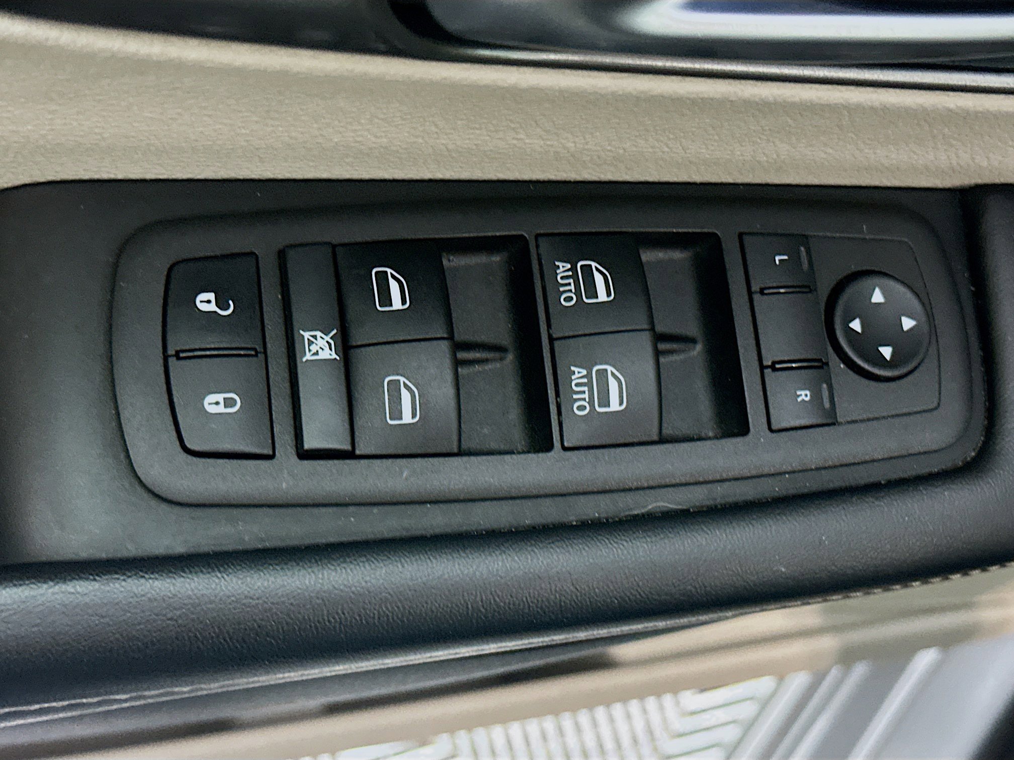 Used 2023 Chrysler Pacifica Touring-L image 15