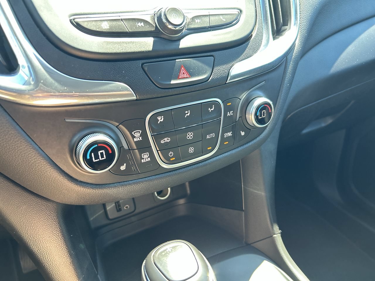 Used 2018 Chevrolet Equinox LT AWD/4WD image 29