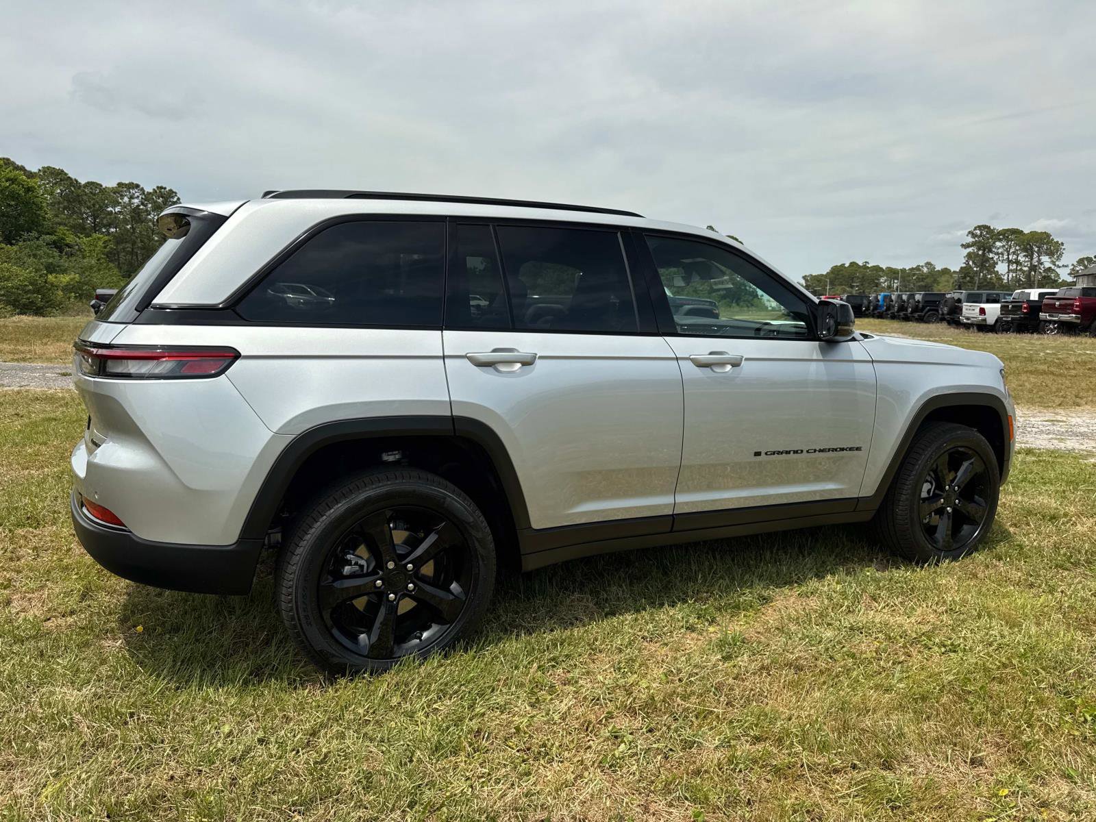 New 2025 Jeep Grand Cherokee Limited w/ Black Appearance Package image 3