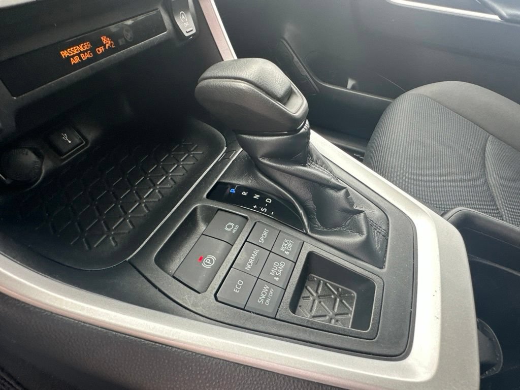 Used 2020 Toyota RAV4 LE w/ Carpet Mat Package AWD/4WD image 31