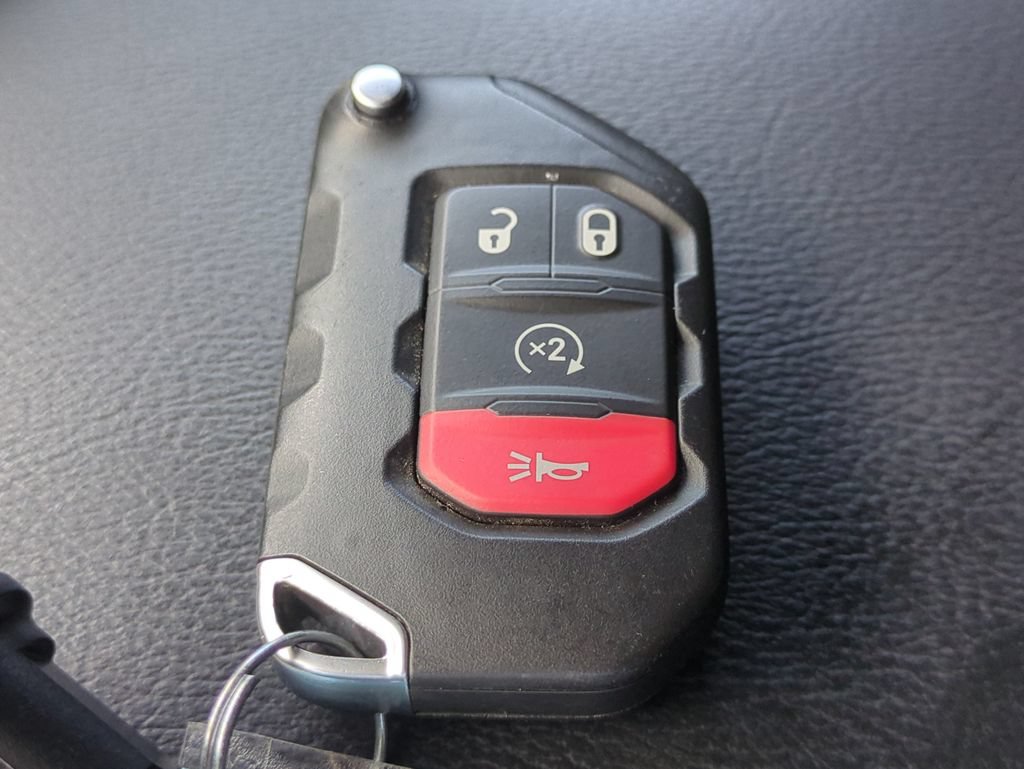 Used 2025 Jeep Wrangler Unlimited Sahara w/ Safety Group AWD/4WD image 33