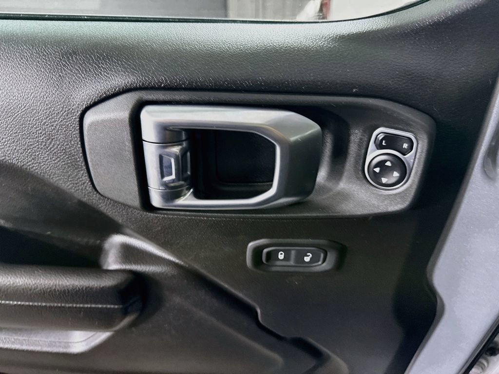 Used 2024 Jeep Wrangler Unlimited AWD/4WD image 21
