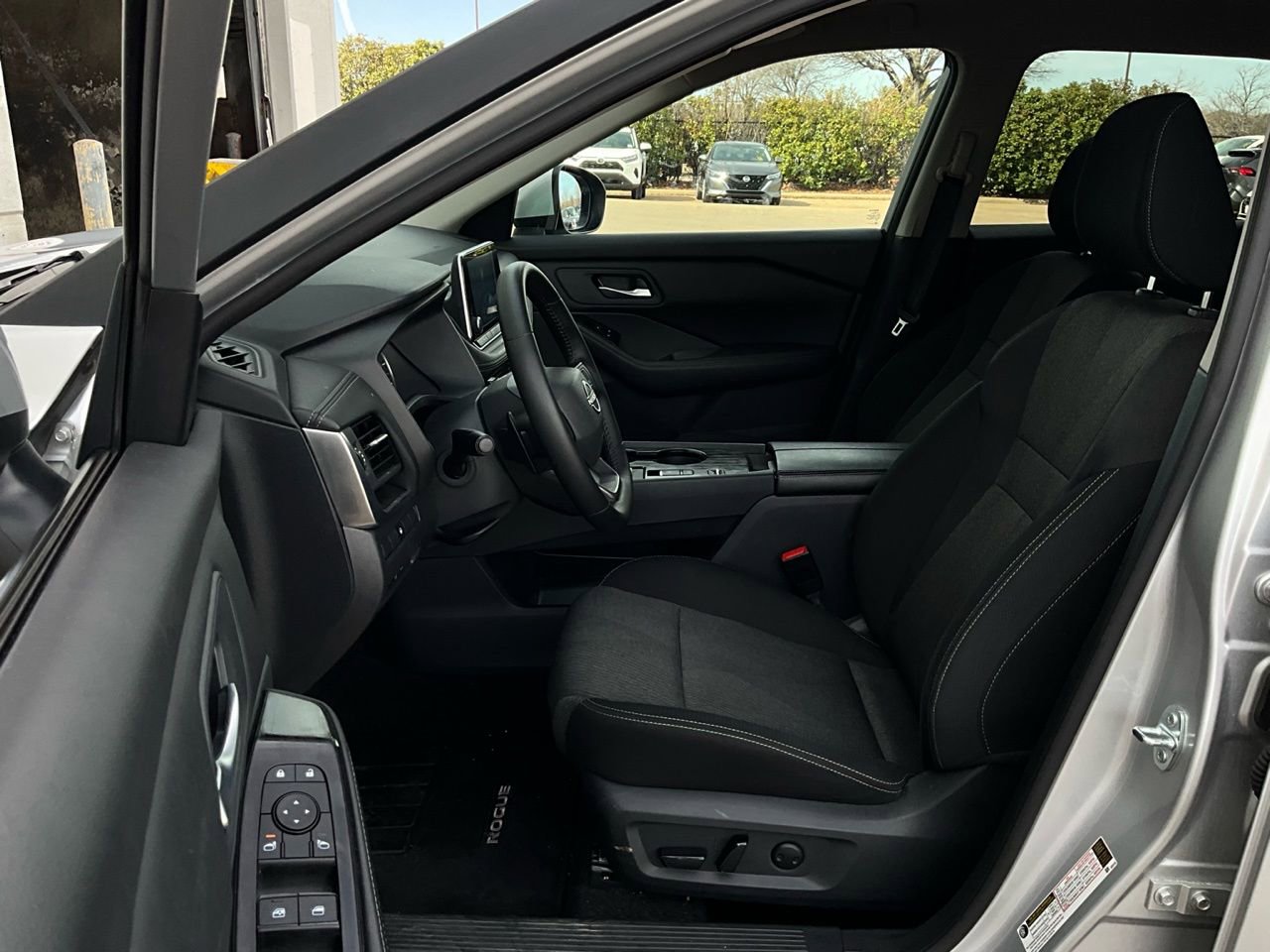 Used 2025 Nissan Rogue SV FWD image 10