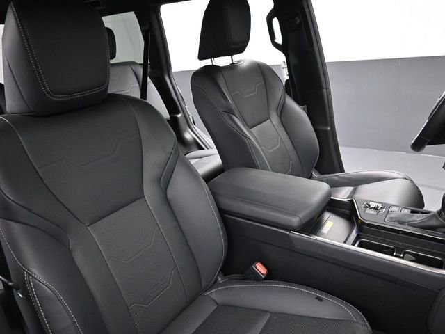 Used 2024 Lexus GX 550 w/ Accessory Package (Z1) image 27