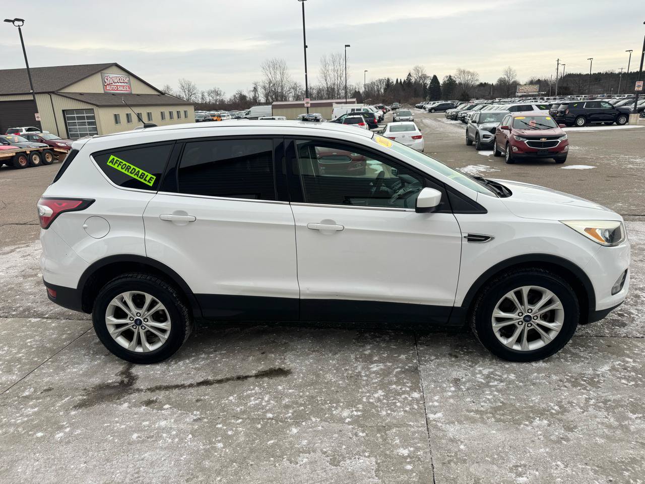 Used 2017 Ford Escape SE w/ SE Cold Weather Package AWD/4WD image 4