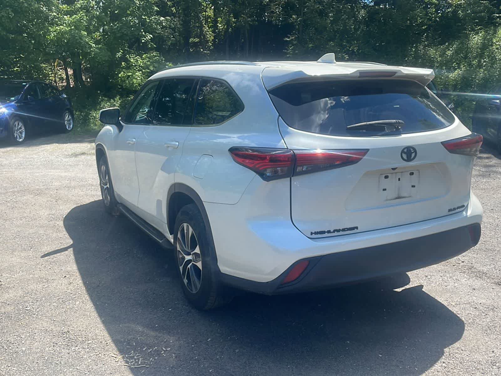 Used 2021 Toyota Highlander XLE AWD/4WD image 6