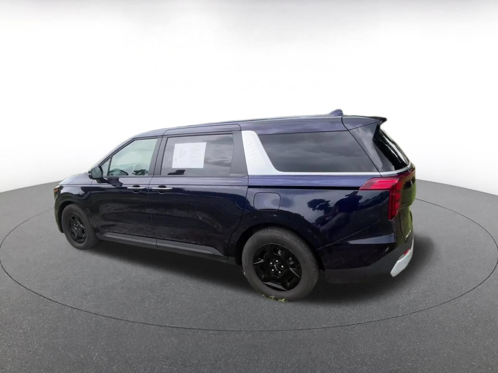 Used 2026 Kia Carnival FWD image 9